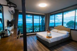 Postel nebo postele na pokoji v ubytování Pimpimarn Hotel