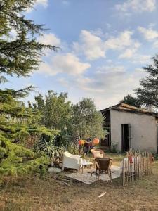 a yard with chairs and a table and a house at Au cabanon de Lisle in Lisle-sur-Tarn +23 photos
