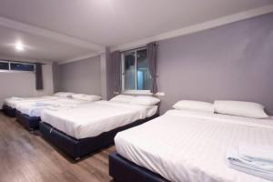Postel nebo postele na pokoji v ubytování Pimpimarn Hotel