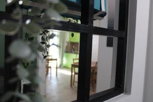 een raam met uitzicht op een woonkamer bij Athens City Themis 16 in Athene