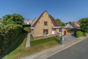 een luchtfoto van een huis met een tuin bij Le Calme des Dunes in Koksijde