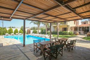 Bazén v ubytování Petros Village - A Private Escape nebo v jeho okolí