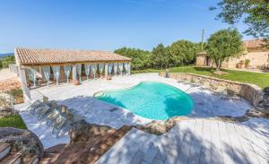 una piscina in un cortile con gazebo di Lu Pastruccialeddu a Arzachena