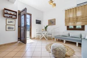sala de estar con sofá y mesa en Lemon Casa, en Skopelos Town