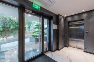 einen Eingang zu einem Bürogebäude mit einer Glastür in der Unterkunft Lotus Luxury Rooms in Warna