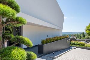 un edificio con plantas a su lado en Lotus Luxury Rooms en Varna