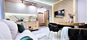 Kuchyň nebo kuchyňský kout v ubytování VIP APARTAMENTY Chałubińskiego APART