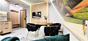 TV a/nebo společenská místnost v ubytování VIP APARTAMENTY Chałubińskiego APART
