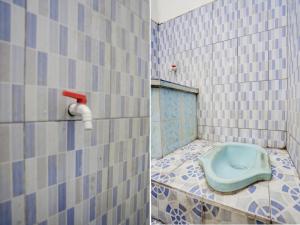 baño con aseo azul en el suelo de baldosa en SPOT ON 92855 Griya Sandi Syariah Rogojampi, en Banyuwangi