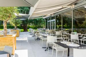 pusta restauracja ze stołami i krzesłami w obiekcie Novotel Pau Pyrénées w mieście Lescar