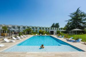 a person in a pool at a hotel at Novotel Pau Pyrénées in Lescar