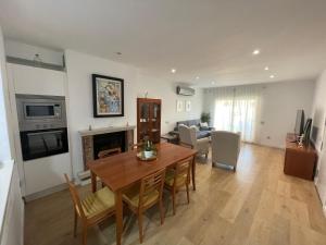 Una sala de estar con una mesa de comedor y un sofá. en Apartamento 1 HOME SUITES ALMERÍA, en Almería