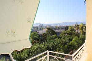 een balkon met uitzicht op een stad bij Athens City Themis 16 in Athene
