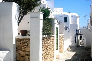 une rue dans un village avec des bâtiments blancs dans l'établissement Matsas Mansions, à Folégandros