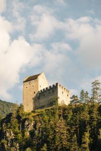 ein altes Schloss auf einem Berg in der Unterkunft Gasthof Kronburg in Zams