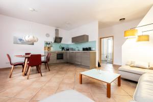 ein Wohnzimmer mit Sofa und Tisch in der Unterkunft Wohnen im Weingut in Kirchheim an der Weinstraße