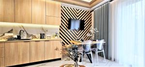 Kuchyň nebo kuchyňský kout v ubytování VIP APARTAMENTY Chałubińskiego APART