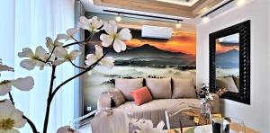 salon z kanapą i obrazem na ścianie w obiekcie VIP APARTAMENTY Chałubińskiego APART w Zakopanem