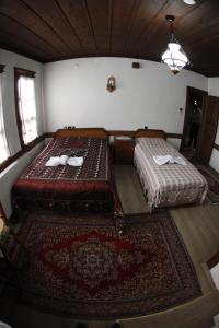 Postel nebo postele na pokoji v ubytování Arifbey Konak Hotel