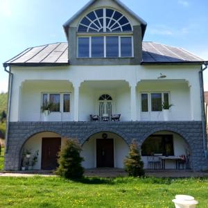 a house with solar panels on the roof at Садиба "Віталія" in Volovets