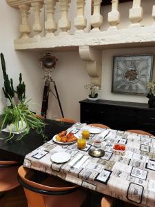un tavolo con un piatto di cibo sopra di Le Clos des Consuls a Tarascona