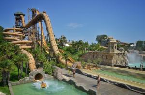 eine Wasserrutsche in einem Freizeitpark mit Menschen im Wasser in der Unterkunft Ca' Nova - Burano in Burano