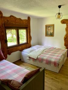 een slaapkamer met 2 bedden en een raam bij Farmstead Green Haven in Mojkovac