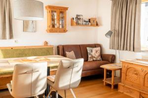 a living room with a couch and a table at Ferienwohnung Gspan in Pfunds