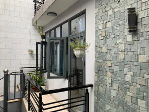 eine Drehtür an einem Haus mit Ziegelwand in der Unterkunft Luxury House with 3 bedrooms & balcony-terrace in Ho-Chi-Minh-Stadt