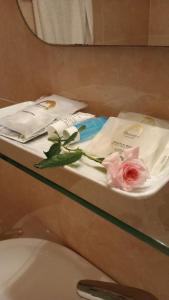 a glass table with a rose and books on it at ROSAS DA GRANJA - CASA DE CAMPO in Granja