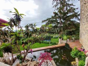 un jardín con un estanque en un patio en Casa Albaitar Jardin privado exclusivo clientes en Azcona