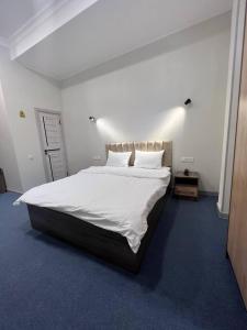 Premium 777 Yunusabad tesisinde bir odada yatak veya yataklar