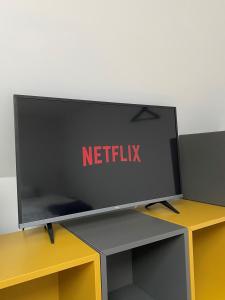 una televisione con il cartello Netflix sopra di La petite maison du Thabor a Rennes