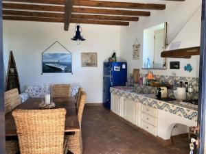 kuchnia i jadalnia ze stołem i krzesłami w obiekcie La Casa sul Porto di Santa Marina - Isole Eolie w mieście Santa Marina Salina