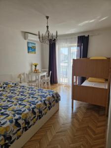 1 dormitorio con 1 cama y comedor con mesa en Vila Lidus en Brist