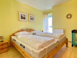 a bedroom with a large bed in a room at Dünenresidenz Karlshagen - Ferienwohnung am Gingsterweg in Karlshagen