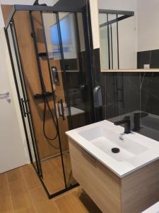 ein Bad mit einer Dusche und einem weißen Waschbecken in der Unterkunft La Casa de Papel - Berlino - Self Check in, Smart Tv, tutti i confort, nuova costruzione in Cavarzere