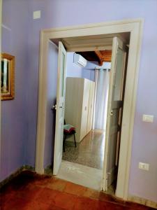 una porta aperta per una camera con pareti viola di Casa vacanza zia Ersilia a Rotondi