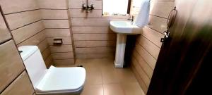 Baño pequeño con aseo y lavamanos en The Grand ND Resort- Kanha Tulsi Heights Behind Prem Mandir, en Vrindāvan