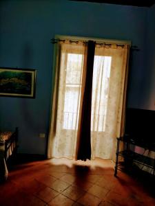 due finestre in una stanza con pareti blu di Casa vacanza zia Ersilia a Rotondi