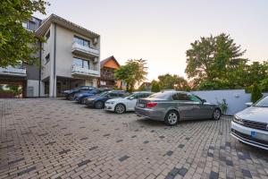 una fila de autos estacionados en un estacionamiento en Pension Mora, en Cluj-Napoca