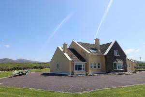 una casa con un estacionamiento delante de ella en The Old Pier Guest Accommodation, bed only, no breakfast, en Ballydavid