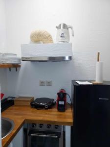 eine Küche mit einer Arbeitsplatte und einem Wasserkocher in der Unterkunft Valia's Beach House in Samos
