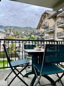 d'une table et de chaises sur un balcon avec vue. dans l'établissement Appartement 6 personnes Grand Panorama, à Saint-Gervais-les-Bains