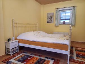 a bedroom with a white bed and a window at Das kleine Haus in Hornburg