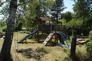 einen Spielplatz in einem Park mit Rutsche in der Unterkunft Das kleine Haus in Hornburg