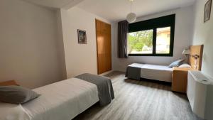 Cette chambre comprend 2 lits et une fenêtre. dans l'établissement Casa Santa Elena, à Santa Cristina d'Aro