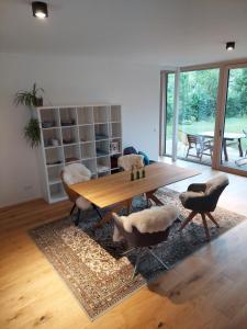 Appartement am Teich في Hainfeld: غرفة معيشة مع طاولة وكراسي خشبية