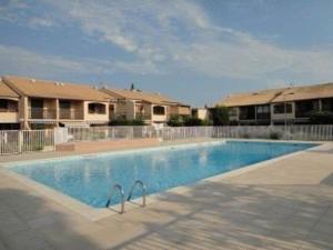 Bazén v ubytování Villa T2 Mezzanine 4 pers avec Parking à La Franqui - FR-1-81-370 nebo v jeho okolí