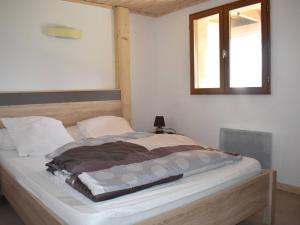 ein großes Bett in einem Zimmer mit Fenster in der Unterkunft Chalet Font-Romeu-Odeillo-Via, 4 pièces, 8 personnes - FR-1-580-10 in Font Romeu Odeillo Via